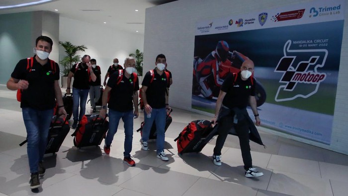 Kru MotoGP Mulai Tiba di RI, Siap Meluncur ke Mandalika Sejumlah kru MotoGP bersiap melakukan tes usap PCR di setibanya Terminal 3 Bandara Soekarno Hatta, Tangerang, Banten, Senin (14/3/2022). Sebanyak 2.500 kru tim MotoGP sudah tiba di Indonesia dan sebagian sudah bertolak ke Lombok untuk persiapan mengikuti MotoGP seri kedua yakni Pertamina Grand Prix of Indonesia di Pertamina Mandalika International Street Circuit. ANTARA FOTO/Muhammad Iqbal/rwa.