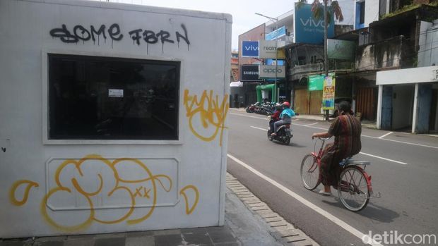 Kudus City Walk dipenuhi coretan tangan jail, Selasa (15/3/2022).
