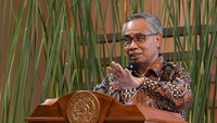 Seperti ini salah satunya. Ketua Dewan Komisioner Otoritas Jasa Keuangan (OJK) Wimboh Santoso memberikan kuliah umum di Fakultas Ekonomi Bisnis Unair, Surabaya, Jawa Timur, Selasa (15/3/2022).