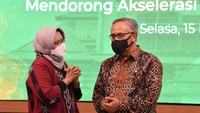 Ketua Dewan Komisioner Otoritas Jasa Keuangan (OJK) Wimboh Santoso (kanan) berbincang dengan Dekan FEB Unair Dian Agustia (kiri) seusai membawakan materi pada kuliah umum di Fakultas Ekonomi Bisnis Unair, Surabaya, Jawa Timur.