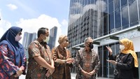 Sebelumnya Ketua Dewan Komisioner Otoritas Jasa Keuangan (OJK) Wimboh Santoso (kedua kanan) didampingi Gubernur Jawa Timur Khofifah Indar Parawansa baru saja meresmikan Kantor OJK Regional IV Jawa Timur di Surabaya. Dengan hadirnya Kantor OJK tersebut diharapkan dapat memperkuat peran OJK di sektor jasa keuangan yang memberikan perlindungan terhadap konsumen serta mendukung pengembangan perekonomian di daerah itu.