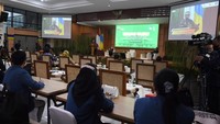 Kuliah umum tersebut berisi tentang peran manajemen risiko untuk mendorong akselerasi keuangan berkelanjutan. Para mahasiswa dari FEB Unair ini tampak antusias mengikuti jalannya acara yang digelar offline.