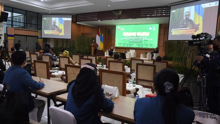 Ketua Dewan Komisioner Otoritas Jasa Keuangan (OJK) Wimboh Santoso (kanan) berbincang dengan Dekan FEB Unair Dian Agustia (kiri) seusai membawakan materi pada kuliah umum di Fakultas Ekonomi Bisnis Unair, Surabaya, Jawa Timur, Selasa (15/3/2022). Kuliah umum tersebut tentang peran manajemen risiko untuk mendorong akselerasi keuangan berkelanjutan.  ANTARA FOTO/Zabur Karuru/nym.