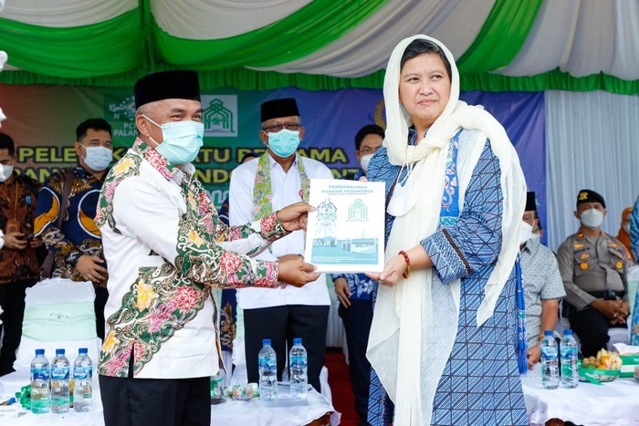 Lestari Moerdijat menghadiri acara Peletakan Batu Pertama Pembangunan Pondok Pesantren Nahdlatul Ulama (NU) di Kalimantan Tengah.