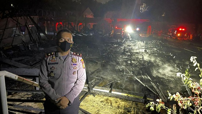 Kapolsek Tenayan Raya Kompol Manapar Situmeang saat meninjau tempat wisaya Asia Farm yang terbakar, Senin (14/3/2022) malam.