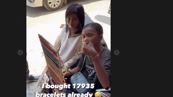 Adapun juara dunia MotoGP musim lalu, Fabio Quartararo, sudah berada di Mandalika. Ia memajang di Stories tengah memborong gelang yang dijajakan para anak kecil di sana. Foto: Instagram