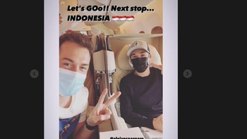 Aleix kemudian memajang di Stories bahwa dia sudah berada di pesawat menuju Indonesia. Foto: Instagram