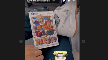 Vinales rupanya suka komik Naruto yang dibawanya ke pesawat untuk hiburan. Foto: Instagram