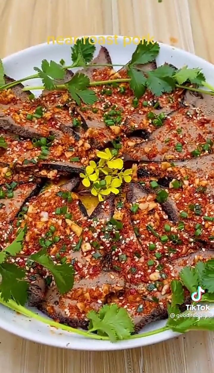 Masak Hati Babi, TikToker Ini Bikin Netizen 'Salfok' dengan Caranya