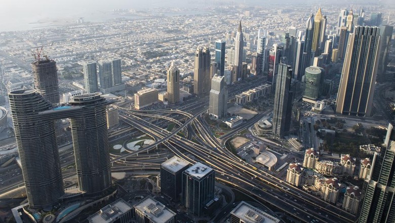 Menikmati Kota Dubai dari Burj Khalifa Suasana matahari terbenam di Kota Dubai terlihat dari gedung Burj Khalifa, Kota Dubai, Uni Emirat Arab, Senin (14/3/2022). Gedung pencakar langit setinggi 828 meter dengan kaca dan baja berkilau tersebut menjadi salah satu tujuan wisata di Dubai, Uni Emirates Arab. ANTARA FOTO/M Agung Rajasa/wsj.