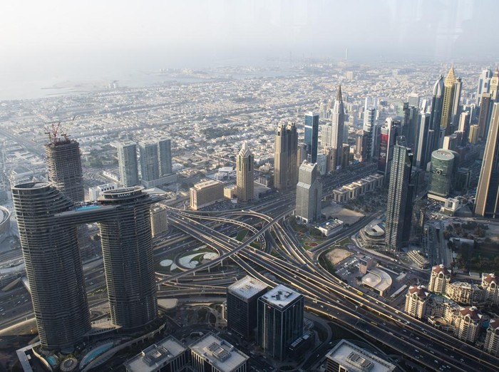 Suasana matahari terbenam di Kota Dubai terlihat dari gedung Burj Khalifa, Kota Dubai, Uni Emirat Arab, Senin (14/3/2022). Gedung pencakar langit setinggi 828 meter dengan kaca dan baja berkilau tersebut menjadi salah satu tujuan wisata di Dubai, Uni Emirates Arab. ANTARA FOTO/M Agung Rajasa/wsj.
