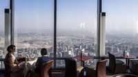 Gedung pencakar langit setinggi 828 meter dengan kaca dan baja berkilau tersebut menjadi salah satu tujuan wisata di Dubai, Uni Emirates Arab.