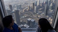 Pengunjung melihat suasana Kota Dubai dari gedung Burj Khalifa, Dubai, Uni Emirat Arab, Senin (14/3/2022).