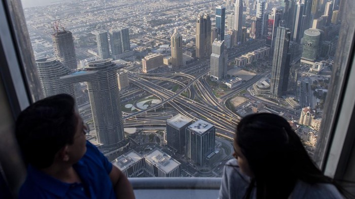 Menikmati Kota Dubai dari Burj Khalifa Suasana matahari terbenam di Kota Dubai terlihat dari gedung Burj Khalifa, Kota Dubai, Uni Emirat Arab, Senin (14/3/2022). Gedung pencakar langit setinggi 828 meter dengan kaca dan baja berkilau tersebut menjadi salah satu tujuan wisata di Dubai, Uni Emirates Arab. ANTARA FOTO/M Agung Rajasa/wsj.