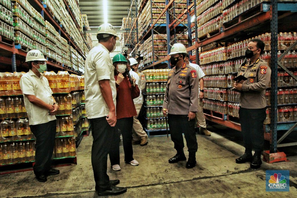 Menteri Perdagangan Muhammad Lutfi, melakukan kunjungan mendadak ke pabrik minyak goreng di kawasan Marunda, Jakarta Utara, Selasa (15/3). (CNBC Indonesia/Muhammad Sabki)