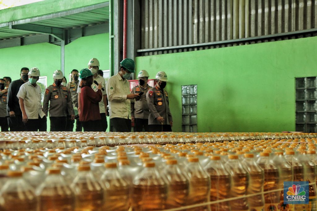 Menteri Perdagangan Muhammad Lutfi, melakukan kunjungan mendadak ke pabrik minyak goreng di kawasan Marunda, Jakarta Utara, Selasa (15/3). (CNBC Indonesia/Muhammad Sabki)