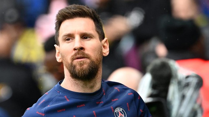 Messi Paris Saint-Germains Argentinian forward Lionel Messi looks on prior to the French L1 football match between Paris-Saint Germain (PSG) and Girondins de Bordeaux at The Parc des Princes Stadium, in Paris on March 13, 2022. (Photo by Alain JOCARD / AFP)