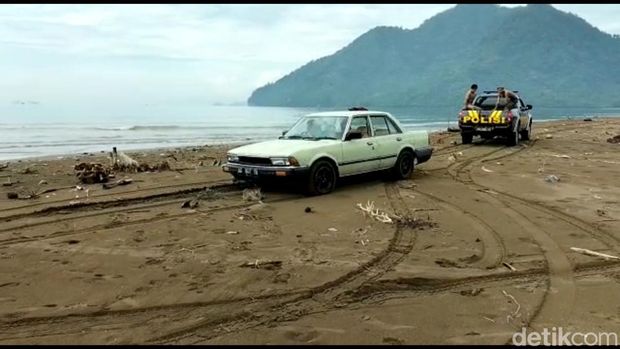mobil terjebak air pasang