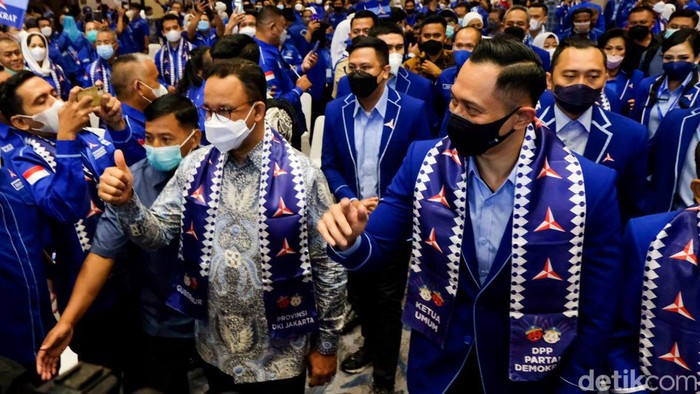 Ketum Partai Demokrat Agus Harimurti Yudhoyono (AHY) melantik pengurus partai di tingkat DKI Jakarta. Selain AHY, acara itu juga dihadiri Anies Baswedan.