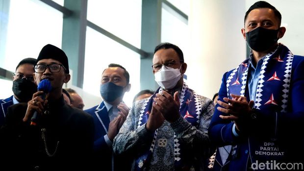 Ketum Partai Demokrat Agus Harimurti Yudhoyono (AHY) melantik pengurus partai di tingkat DKI Jakarta. Selain AHY, acara itu juga dihadiri Anies Baswedan.