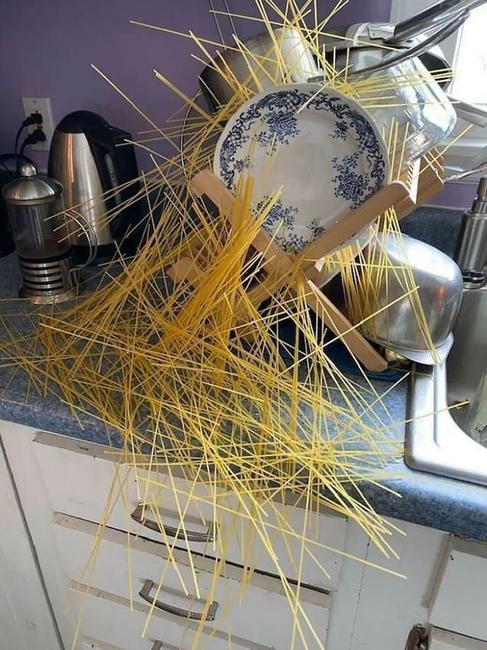 Momen kocak saat masak pasta