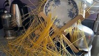 Ini namanya belum masak tapi udah lelah. Stok spaghetti di dapur tiba-tiba tumpah berantakan. Untuk membersihkannya pasti memakan waktu yang lama. Foto: Instagram