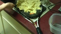 Momen masak pasta jenis ravioli ini juga tak kalah bikin ngakak. Untuk menyaring, ia menggunakan raket badminton. Beruntung pastanya tak tumpah. Foto: Instagram