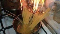Salah nyalakan api, orang ini malah menyalakan api ke spaghettinya bukan ke kompor. Alhasil dapur hampir kebakaran. Foto: Instagram