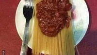 Mungkin orang ini tidak mengerti cara masak pasta ya. Spaghetti yang masih keras ini malah langsung disajikan di atas piring dan dilumuri bumbu bolognese. Foto: Instagram