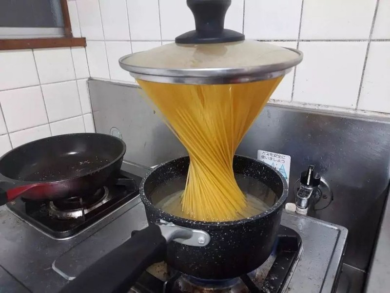 Momen kocak saat masak pasta