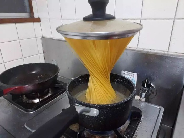 Momen kocak saat masak pasta Momen kocak saat masak pasta