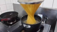 Memastikan agar spaghetti tetap berdiri, orang ini mengganjalnya dengan tutup panci. Netizen ngakak lihat tutup pancinya seolah melayang. Foto: Instagram