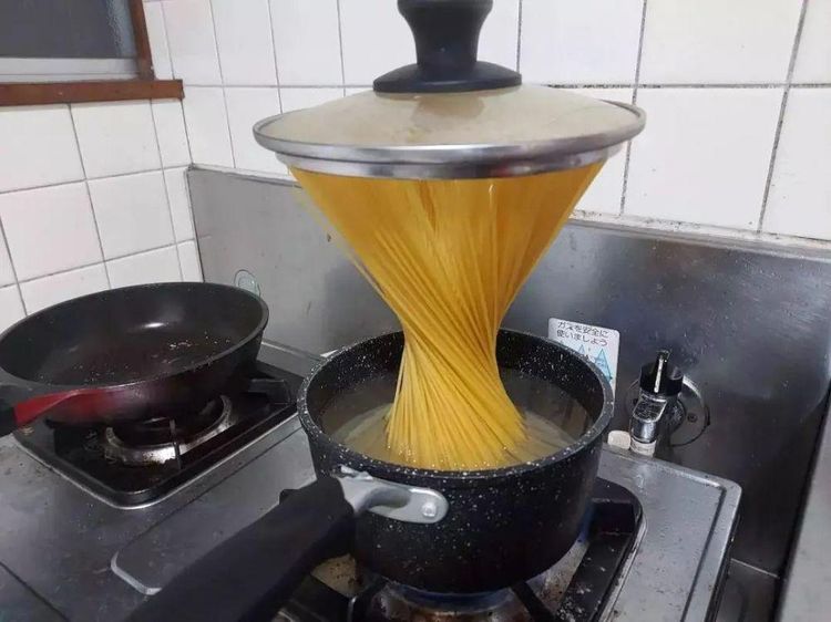 10 Momen Kocak saat Masak Pasta Ini Bikin Ngakak
