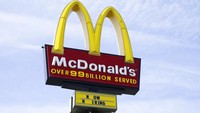Diketahui, McDonalds menjadi salah satu restoran cepat saji pertama AS yang membuka gerainya di Uni Soviet, 2 bulan setelah Tembok Berlin runtuh. Kehadiran McDonalds di Uni Soviet seakan menjadi simbol era baru demokrasi dan kebebasan di kawasan tersebut. AP Photo/Charlie Neibergall, File.
