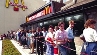 Munculnya McDonalds disambut antusias oleh warga Moskow. Mengutip AP, Vlad Vexler yang saat itu berusia 9 tahun menjadi salah satu orang yang rela mengantre berjam-jam demi dapat mencicipi makanan restoran cepat saji Amerika tersebut. Bagi sejumlah pihak, McDonalds tak hanya menjadi restoran cepat saji pertama Amerika yang membuka tokonya di Moskow tetapi juga menjadi pembuka jalan bagi merek lain untuk memasuki pasar Soviet. AP Photo, File.