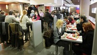 Melansir AP, masuknya McDonalds ke Uni Soviet dimulai dengan sebuah kebetulan. Pada tahun 1976, McDonalds meminjamkan beberapa bus kepada penyelenggara Olimpiade Moskow 1980 yang sedang mengadakan tur ke tempat-tempat Olimpiade di Montreal, Kanada. George Cohon, yang saat itu menjabat sebagai kepala McDonalds di Kanada, membawa para pengunjung ke McDonalds sebagai bagian dari tur. Pada malam yang sama, kelompok itu mulai mendiskusikan cara membuka McDonalds di Uni Soviet. Empat belas tahun kemudian, setelah undang-undang Soviet dilonggarkan dan McDonalds membangun hubungan dengan petani lokal, McDonalds pertama pun dibuka di pusat kota Moskow. AP Photo/Ivan Sekretarev, file.