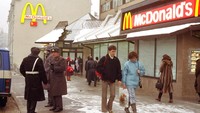 Masuknya McDonalds ke Uni Soviet begitu inovatif sehingga memunculkan teori politik. Mengutip AP, The Golden Arches Theory menyatakan bahwa dua negara yang keduanya memiliki McDonalds di dalamnya tidak akan berperang, karena kehadiran McDonalds merupakan indikator tingkat saling ketergantungan negara dan keselarasan mereka dengan AS. hukum, kata Bernd Kaussler, seorang profesor ilmu politik di James Madison University di Harrisonburg, Virginia. Teori itu bertahan hingga 2014, ketika Rusia mencaplok Krimea, kata Kaussler. AP Photo/Vicktor Yurchenko, File