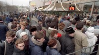 Ratusan warga Moskow mengantre di luar restoran cepat saji McDonalds pertama di Uni Soviet pada hari pembukaannya di Moskow, Rabu (31/1/1990). AP Photo, File.