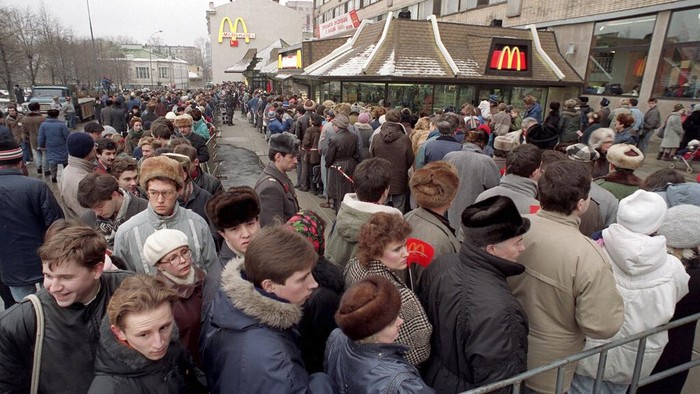Momen Warga Moskow Serbu McDonald's Saat Pertama Buka di Uni Soviet McDonald's pertama kali buka di Uni Soviet pada tahun 1990. Setelah 32 tahun beroperasi, McDonald's tutup sementara tokonya di Rusia imbas invasi ke Ukraina.