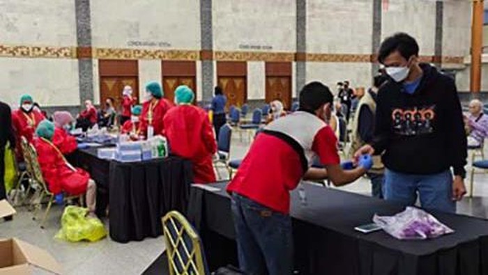 Meski pemerintah menghapus syarat PCR maupun antigenbagi bagi perjalanan domestik. Warga diminta tetap melakukan 3M dan 3 T (Testing, Tracing, Treatment).