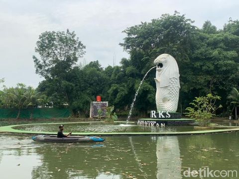 Patung Merlion di Leuleutikan Park Karawang