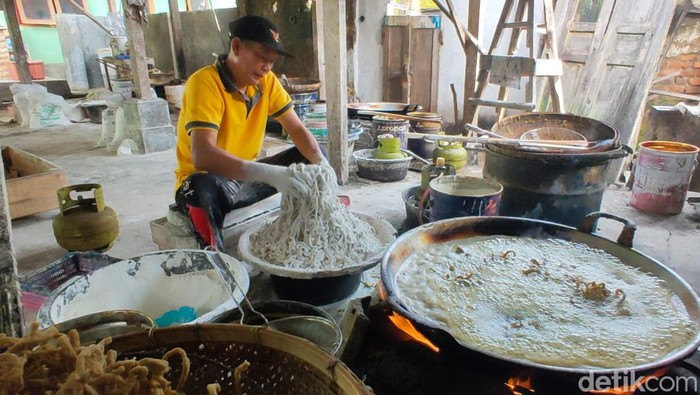 Pekerja menggoreng kripik usus di Boyolali, Selasa (15/3/2022).