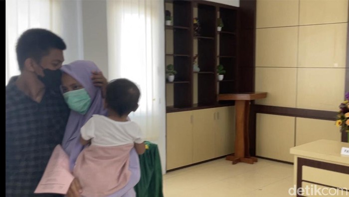 Pelaku dan korban yang merupakan suami istri  berpelukan usai didamaikan