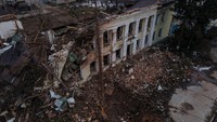 Diketahui, intensitas serangan Rusia ke Ukraina sejak 24 Februari belum mereda. Kerusakan terlihat di sejumlah kawasan Ukraina, salah satunya di kota Okhtyrka.