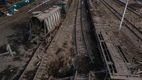 Tak hanya menghancurkan pembangkit listrik termal, serangan udara imbas invasi Rusia ke Ukraina juga merusak stasiun kereta api di kota Okhtyrka.