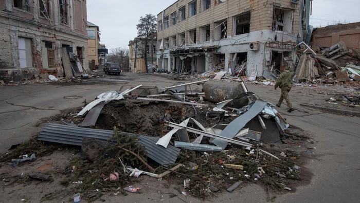 Kerusakan terlihat di sejumlah wilayah Ukraina usai Rusia menyerang negara itu sejak 24 Februari lalu. Di Okhtyrka, sebuah pembangkit listrik termal rusak berat