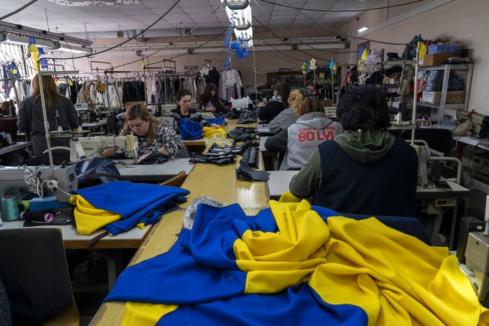 Pembuatan Bendera Ukraina Pembuatan Bendera Ukraina