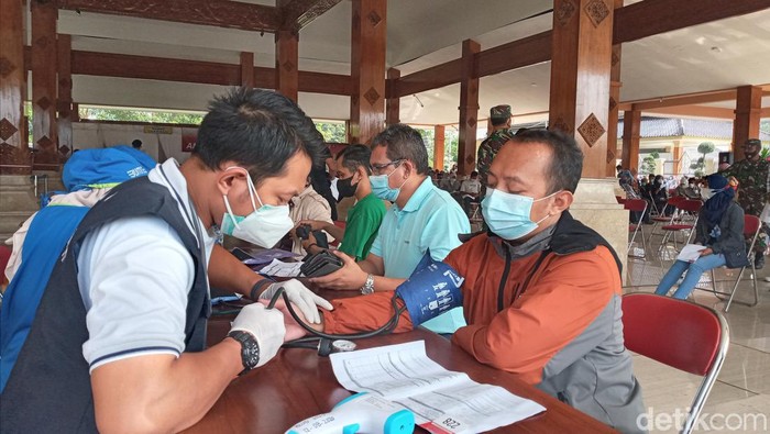 Pemeriksaan kesehatan sebelum vaksinasi booster di Kabupaten Blitar