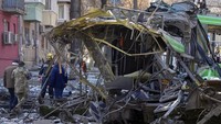 Diketahui, Rusia belum menghentikan serangannya ke Kyiv, ibu kota Ukraina. Sejumlah bangunan hingga kendaraan di kota itu rusak berat akibat serangan udara Rusia. AP Photo/Efrem Lukatsky.