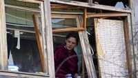 Sementara itu, melansir AP, serangan udara Rusia di dekat pos pemeriksaan Ukraina menyebabkan kerusakan parah di lingkungan pusat kota Kyiv. AP Photo/Efrem Lukatsky.